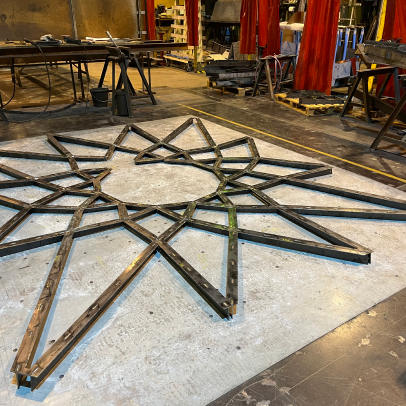 construction metallique en forme de fleurs à Vouillé près de Poitiers dans la Vienne 86