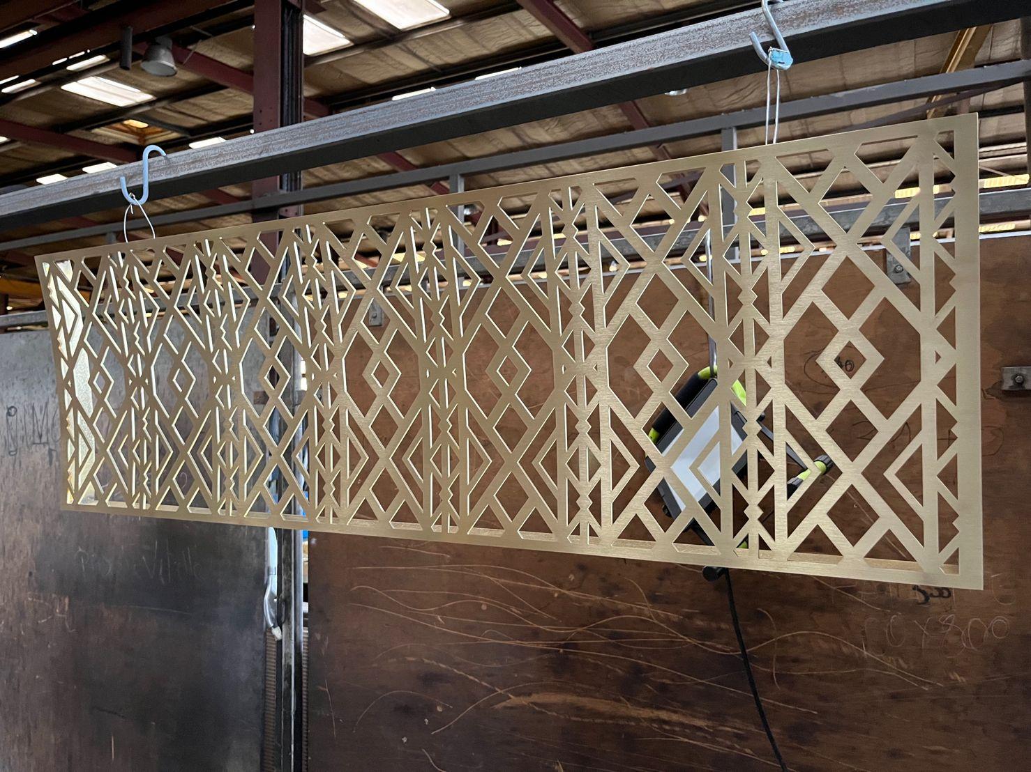 40 grilles cintr&eacute;es en laiton bross&eacute;